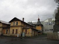 Bývalé lázeňské domy u soutoku Lomnického potoka a nynější firma Mattoni