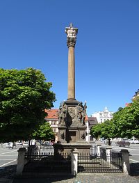 Česká Lípa - nám. T. G. Masaryka - morový sloup byl postaven po morové epidemii, která město postihla r. 1680