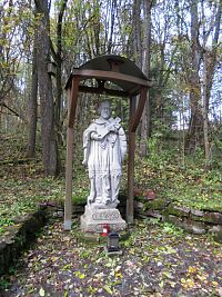 Zrestaurovaná socha sv. Jana Nepomuckého blízko cesty na hřbitov