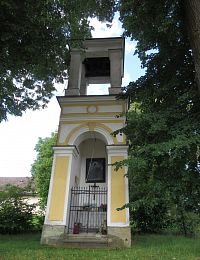 Brná - zvonička s kapličkou