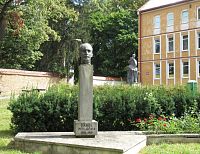 Rychnov nad Kněžnou - Poláčkovo náměstí s bustou K. Poláčka