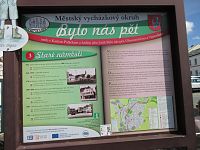 Rychnov nad Kněžnou -  Staré náměstí - ukázka informačních tabulí vycházkového okruhu Bylo nás pět