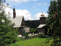 Liberk - dřevěný areál kostela se zvonicí