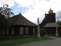 Liberk - dřevěné církevní stavby i s kamenným Mariánský sloupem a křížem