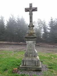 Kříž u rozhledny jako vzpomínka na kostel
