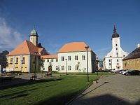 Javorník - radnice s kostelem Nejsvětější Trojice