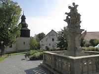 Žumberk - socha sv. Jana Nepomuckého s kamennou balustrádou