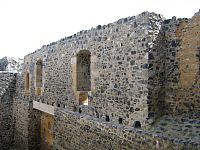 Foto vnitřku hradu cestou na věž (r. 2007)