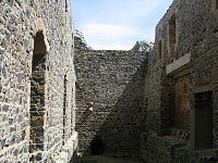 Foto vnitřku hradu cestou na věž (r. 2007)