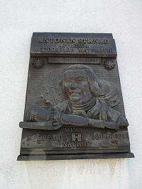 Náchod - Masarykovo náměstí - pamětní deska zdejšího rodáka Antonína Strnada, astronoma, meteorologa a matematika na budově muzea