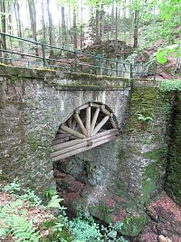 Kamenný most u vodopádů