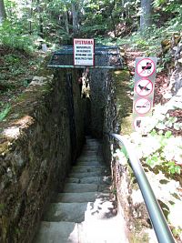 Vchod do jeskyně Na Špičáku