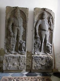 Pískovcové náhrobky Hynka staršího, majitele Bruntálu v letech 1582 – 1596 (vpravo) , a Jana mladšího, majitele Bruntálu v letech 1601 - 1608 (vlevo)