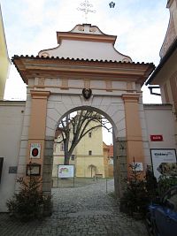 Hlavní brána kláštera v Klášterní ulici