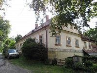 Bývalá vrchnostenská budova, později česká škola