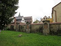 Křížová cesta a náhrobky v ohradní zdi
