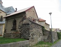 Zbytky hradební zdi a kaple Krista v žaláři