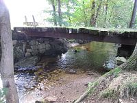 Mostek přes Sloupský potok - naše přírodní koupaliště