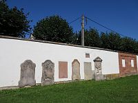 Bývalá hřbitovní zeď s náhrobky