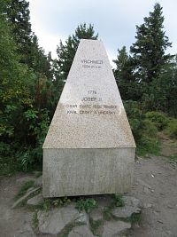 Pomník významných návštěvníků Vrchmezí