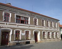Trčkovo náměstí - budova základní školy