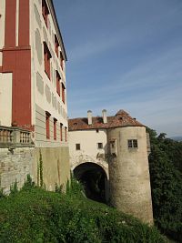 Zámek s okrouhlou studniční věží