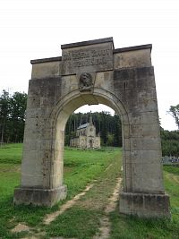 Lanžov - oblouk se hřbitovní kaplí Nejsvětějšího srdce Ježíšova