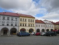Valdštejnovo náměstí - vlevo Valdštejnský dům, vedle je na domě deska Františka Malkovského