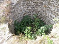 U Dolního hradu vidíme i studnu