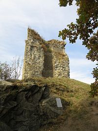 Otaslavice - zbytek věže Dolního hradu