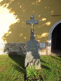 Kamenný kříž z r. 1978 - k 600stému výročí úmrtí Karla IV.