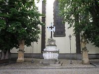 Žižkovo náměstí - dva památné kaštany a  sochy sv. Donáta a sv. Floriana a barokní Pieta.