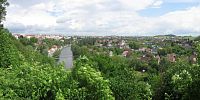 Je vidět na město a řeku Lužnici