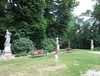Jevišovice - v zámeckém parku u Nového zámku