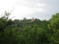 Vidíme klášter Křížovníků s chrámem sv. Hippolita a kostel sv. Antonína Paduánského