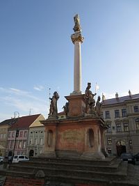 Masarykovo náměstí - sloup se sochou Panny Marie Immaculaty
