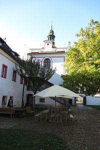Dobřichovice - nádvoří zámku a kaple sv. Judy Tadeáše