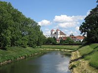 Morava a a kostel svatých Andělů strážných ve Veselí nad Moravou