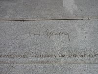 Na hrobě má i vlastnoruční podpis