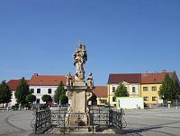 Veselí nad Moravou - Bartolomějské náměstí - sousoší Panny Marie s Ježíškem