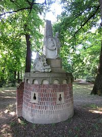 Veselí nad Moravou - zámecká zahrada - pomníku Ernsta Gideona Laudona