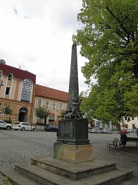 Masarykovo náměstí - obelisk