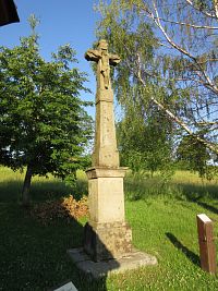 Nový kamenný kříž z r. 1838, který stojí u pramene