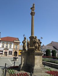 Vizovice - Masarykovo náměstí - sousoší se sochou Panny Marie