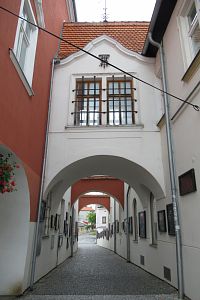 Ulice Pod věží - venkovní galerie