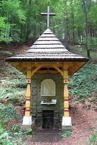 Bílá - dřevěná kaplička se studánkou sv. Antoníčka