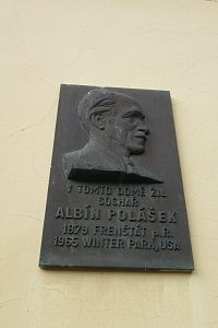 Pamětní deska Albína Poláška, autora původní sochy Radegasta