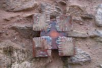 Zdi chrámu se zajímavou keramickou křížovou cestou