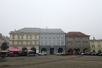 Karlovo náměstí - jižní strana - uprostřed infocentrum ve Veigertovském domě, vlevo U Zlaté štiky