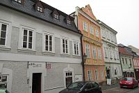 Ulice Na Hradbách - bývalá židovská čtvrť -vpravo od barevného domu je bývalá židovská škola a dnes infocentrum